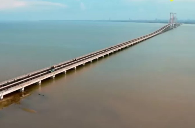 Jembatan Suramadu (Tangkap layar YouTube Larasati Channel)