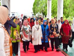 Penyambutan Bikin Kontroversi Ibu Negara di Bandara Sentani Kehadiran Ibu-Ibu Tanpa Mama Papua