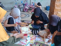 Mengasah Keterampilan, Siswa SDN 34 Mataram Ubah Kertas Bekas Jadi Bunga