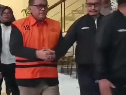 Hasto Diborgol KPK, Malah Senyum dan Kepalkan Tangan!