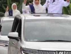 Menuju Rujab, Bupati Dan Wakil Bupati Luwu Utara – Ny -Menyapa Masyarakat Di Jalan Dengan Tangan Mengepal Dan Salam 2 Jari