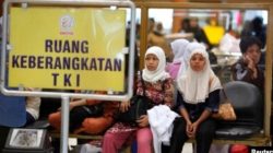 Para TKI menunggu dokumen yang sedang diproses sebelum berangkat ke Arab Saudi di bandara Soekarno-Hatta, Jakarta (foto: ilustrasi)