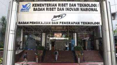 Sejumlah pegawai memasuki Kantor Kementerian Riset dan Teknologi (Kemenristek) /Badan Riset dan Inovasi Nasional di Jakarta, Minggu (11/4/2021).
