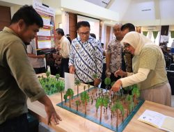 Dari Kebun ke Pasar: Kelompok Bisnis Madu dan Aren Raup Untung dari Praktik Agroforestri