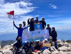 Milad ke-48, Merah Putih dan BKPRMI Berkibar Gagah di Puncak Gunung Bawakaraeng