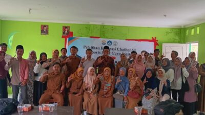 Keterangan foto: Peserta pelatihan guru pemanfaatan aplikasi Chatbot AI LLM berpose bersama di Yayasan Nurul Ijtihad, Desa Pengembur, Pujut.