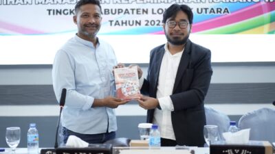 Pejabat DIKBUDPORA menerima buku dari narasumber pelatihan kepemimpinan Karang Taruna dalam acara resmi di Lombok Utara.