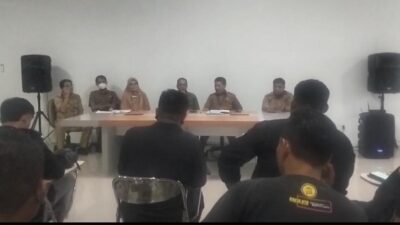 **Keterangan Foto:** Suasana hearing publik Kasta NTB bersama Perhimpunan Pemuda Sasak saat menyampaikan aspirasi terkait dugaan pelanggaran administrasi mutasi pejabat di lingkungan Pemprov NTB, di Kantor BKD Provinsi NTB, Selasa (28/4/2026).