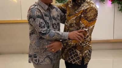 Foto: Dr. H. Ahsanul Khalik bersama Mohan Roliskana dalam sebuah momentum penuh keakraban dan semangat pengabdian untuk masyarakat Nusa Tenggara Barat.