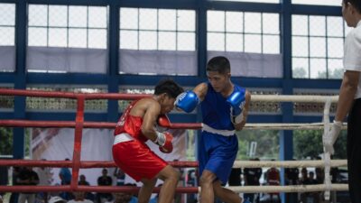 Mahasiswa PJKR Universitas Nahdlatul Ulama Nusa Tenggara Barat (UNU NTB), Lalu Huhe Khaliqullah (seragam biru), saat bertanding pada cabang olahraga tinju kelas terbang (flyweight) 48 kilogram dalam ajang Porprov XII NTB 2026