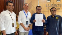 Kepala LLDIKTI Wilayah VIII Serahkan SK Izin Operasional Politeknik Narmada