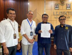 Kepala LLDIKTI Wilayah VIII Serahkan SK Izin Operasional Politeknik Narmada