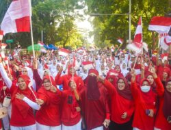 Menyambut HUT Ke-81 RI, Ribuan Bendera Merah Putih Dibagikan kepada Masyarakat