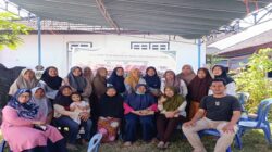 Jaga Kearifan Lokal Sasak, Tim PKM Dampingi Perajin Tenun Pringgasela Selatan Kembangkan Pewarna Alami Instan