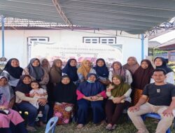 Jaga Kearifan Lokal Sasak, Tim PKM Dampingi Perajin Tenun Pringgasela Selatan Kembangkan Pewarna Alami Instan
