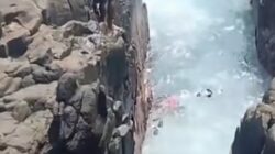Detik-detik Selfie Berujung Maut di Pantai Semeti, Satu Wisatawan Tewas Terseret Ombak